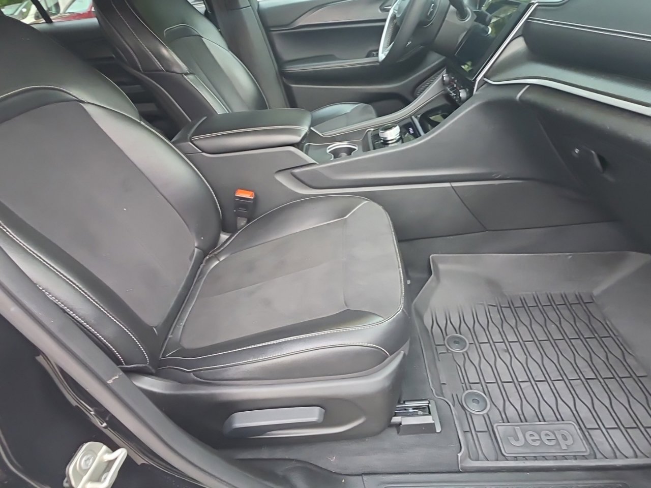 Used 2024 Jeep Grand Cherokee L Laredo RWD image 22