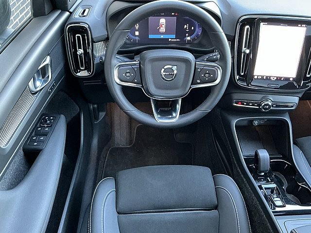 Used 2025 Volvo XC40 B5 Plus image 5