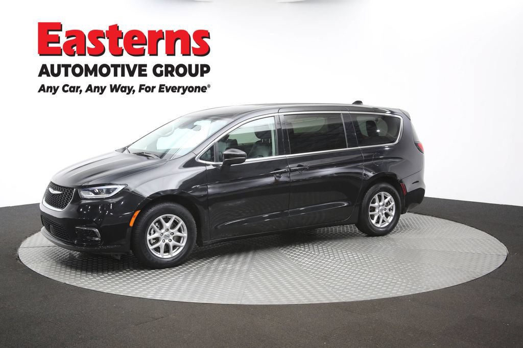 Used 2023 Chrysler Pacifica Touring-L FWD image 59