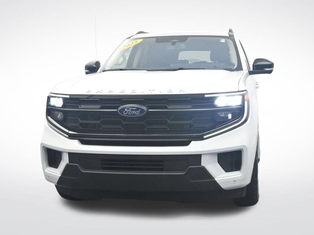 Used 2025 Ford Expedition Active AWD/4WD image 2