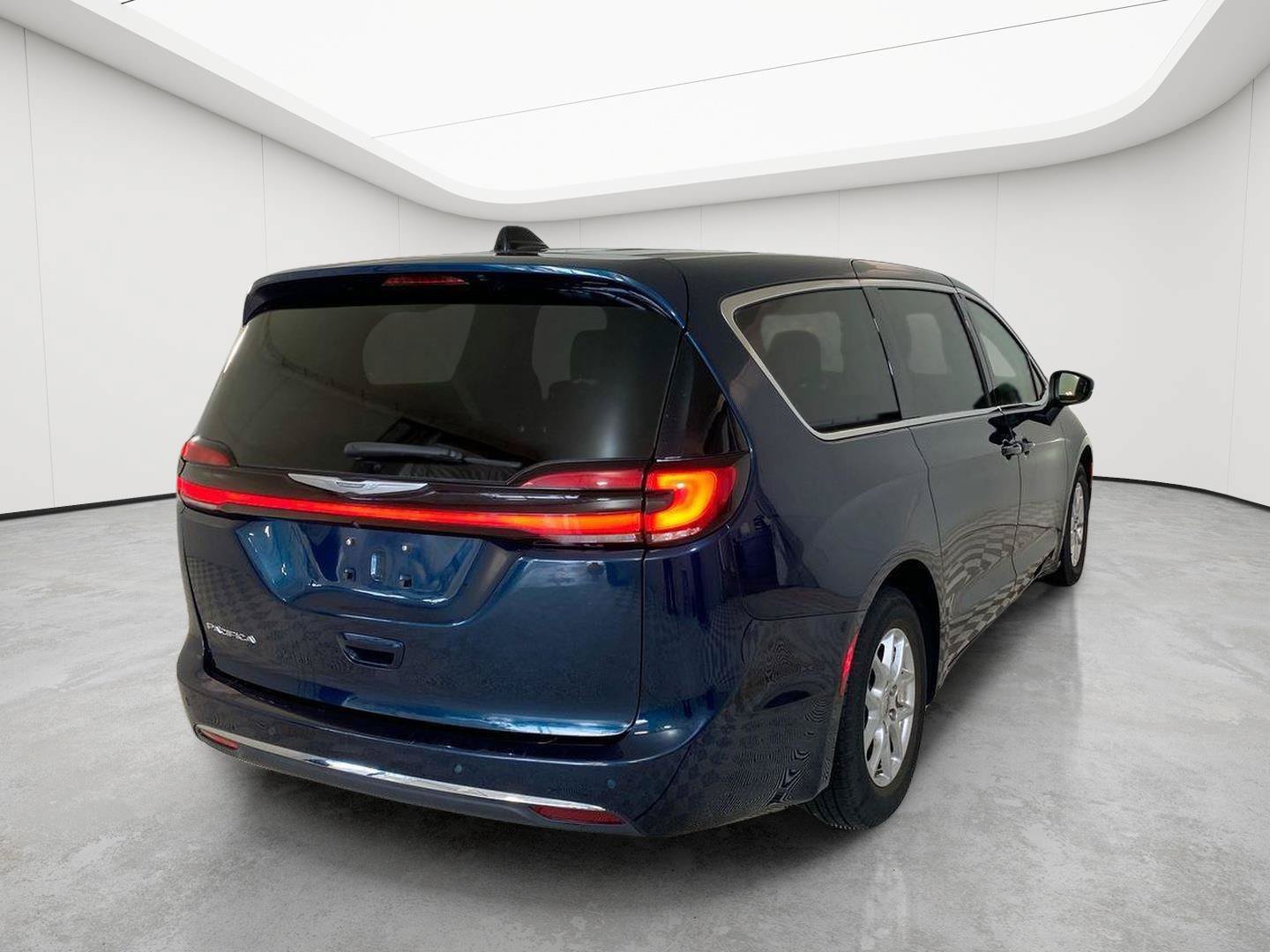 Used 2023 Chrysler Pacifica Touring-L FWD image 2