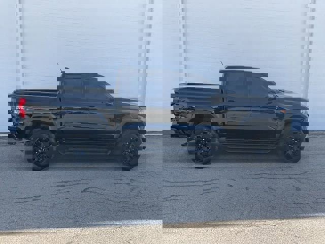 Used 2023 Chevrolet Colorado Trail Boss w/ Technology Package image 3