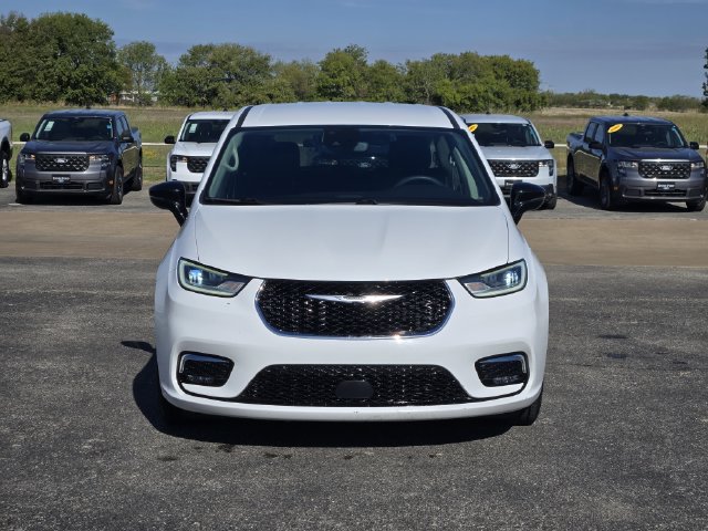 Used 2024 Chrysler Pacifica Touring-L FWD image 2