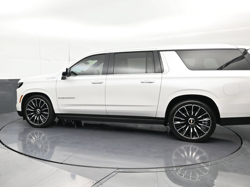 Used 2025 Chevrolet Suburban High Country AWD/4WD image 2