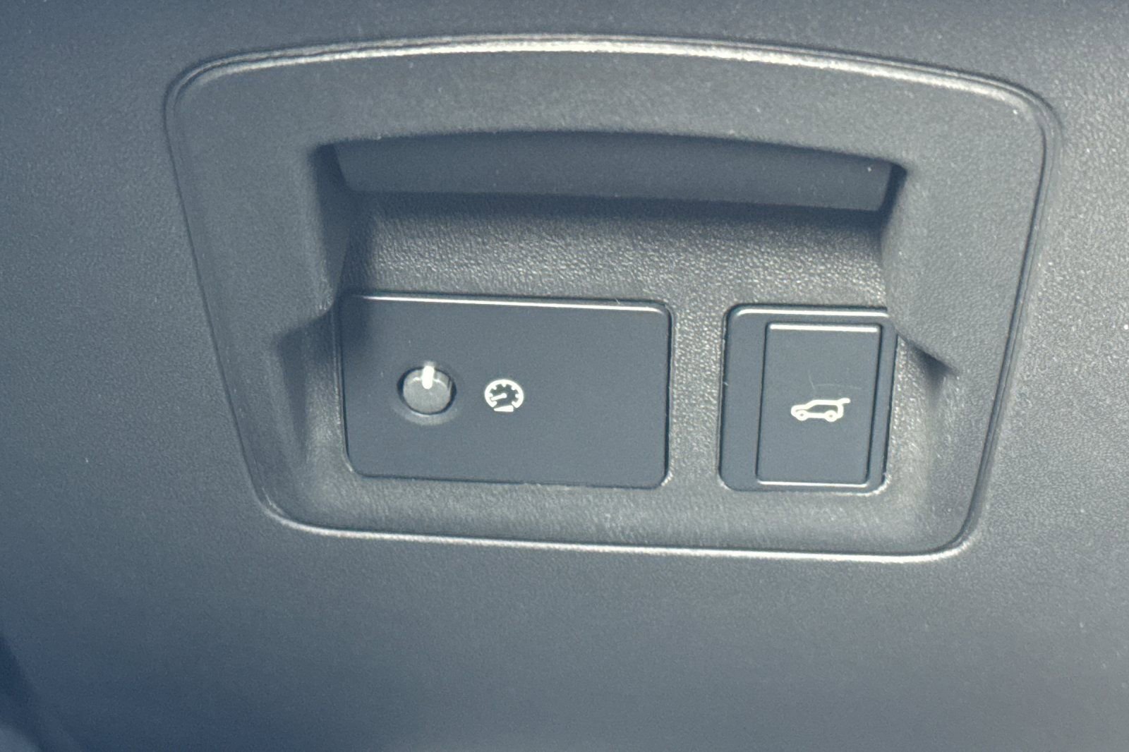 Used 2025 Land Rover Range Rover Velar Dynamic SE image 32