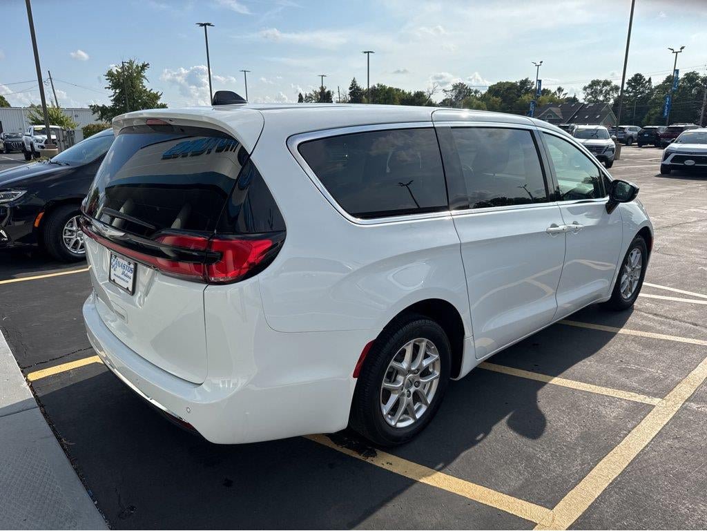 Used 2025 Chrysler Pacifica Select FWD image 15