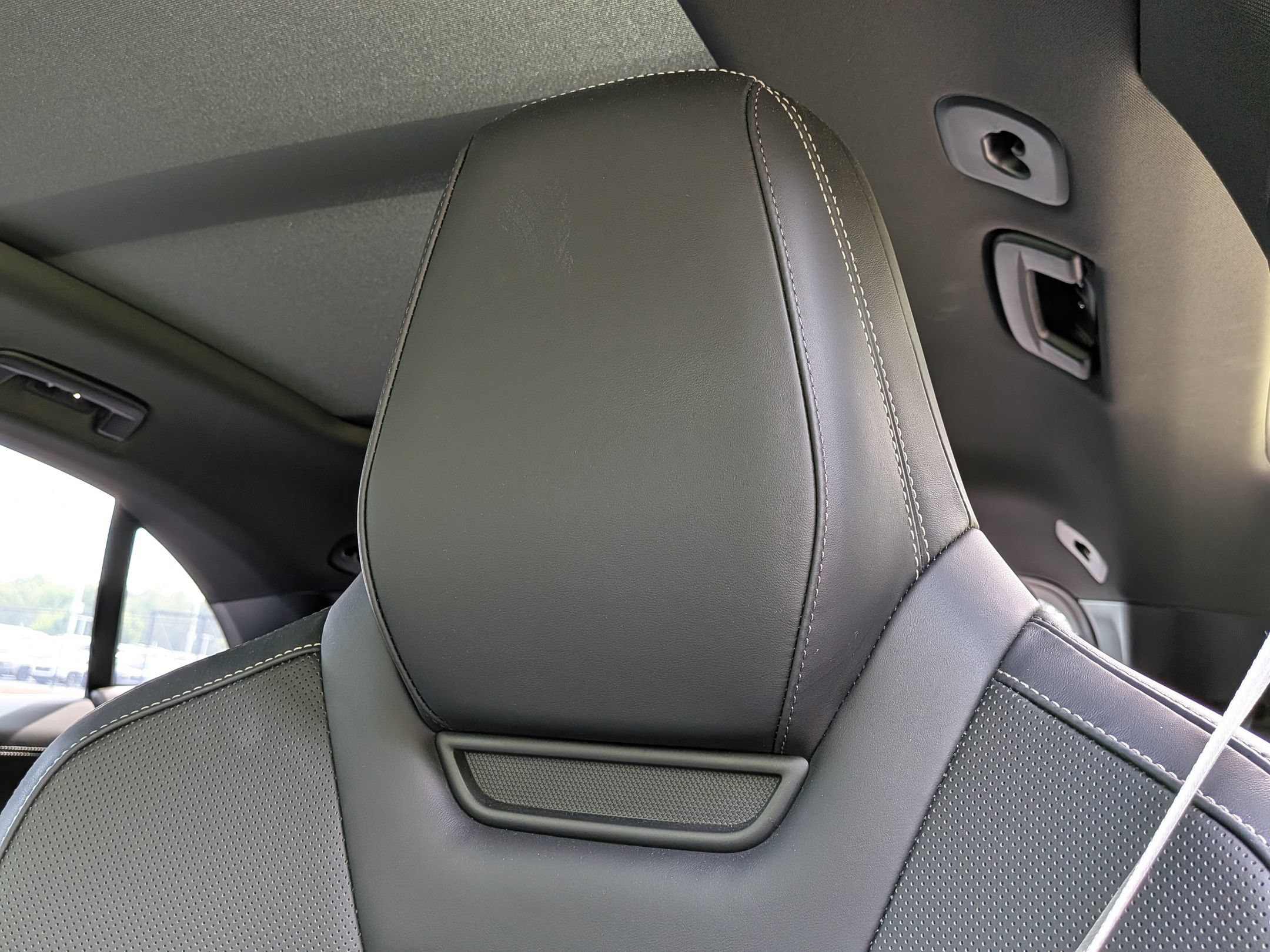 Certified 2025 Porsche Macan Electric RWD image 6