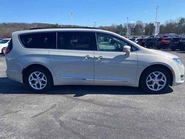 Used 2017 Chrysler Pacifica Touring-L w/ Tire & Wheel Group image 8