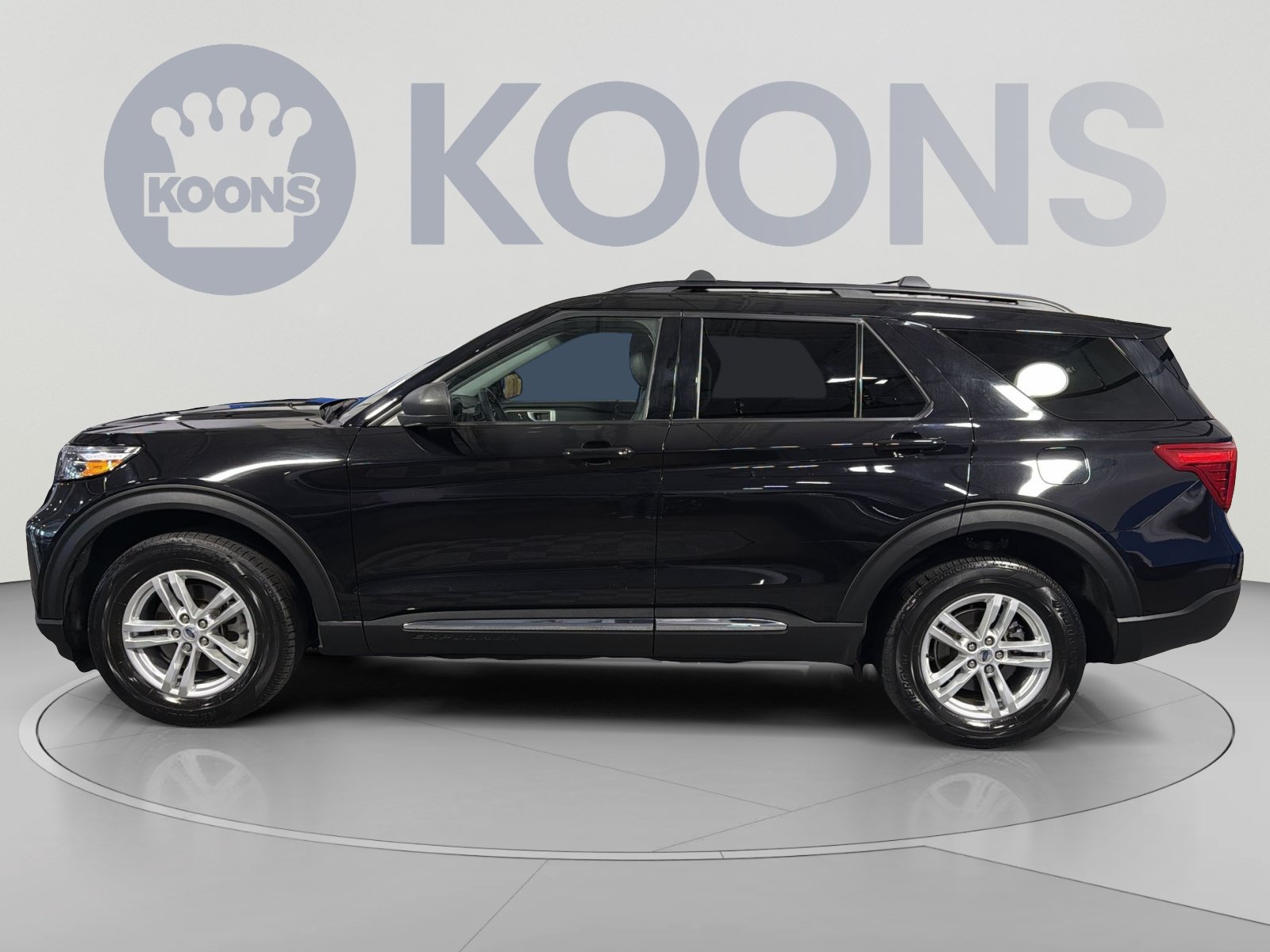 Used 2023 Ford Explorer XLT w/ Equipment Group 202A AWD/4WD image 2