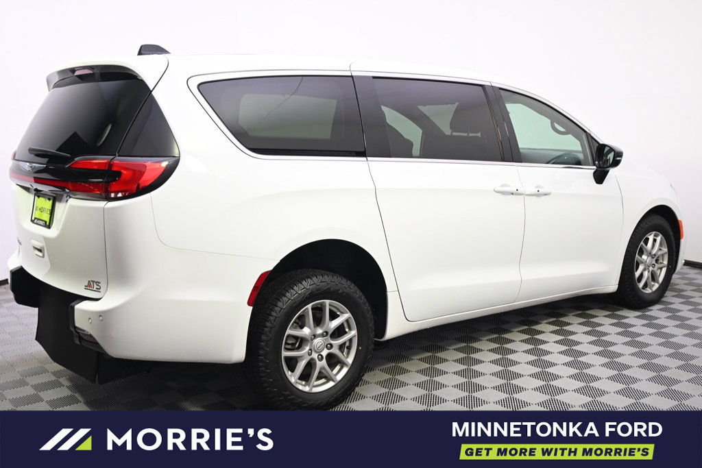 Used 2026 Chrysler Pacifica Select FWD image 8