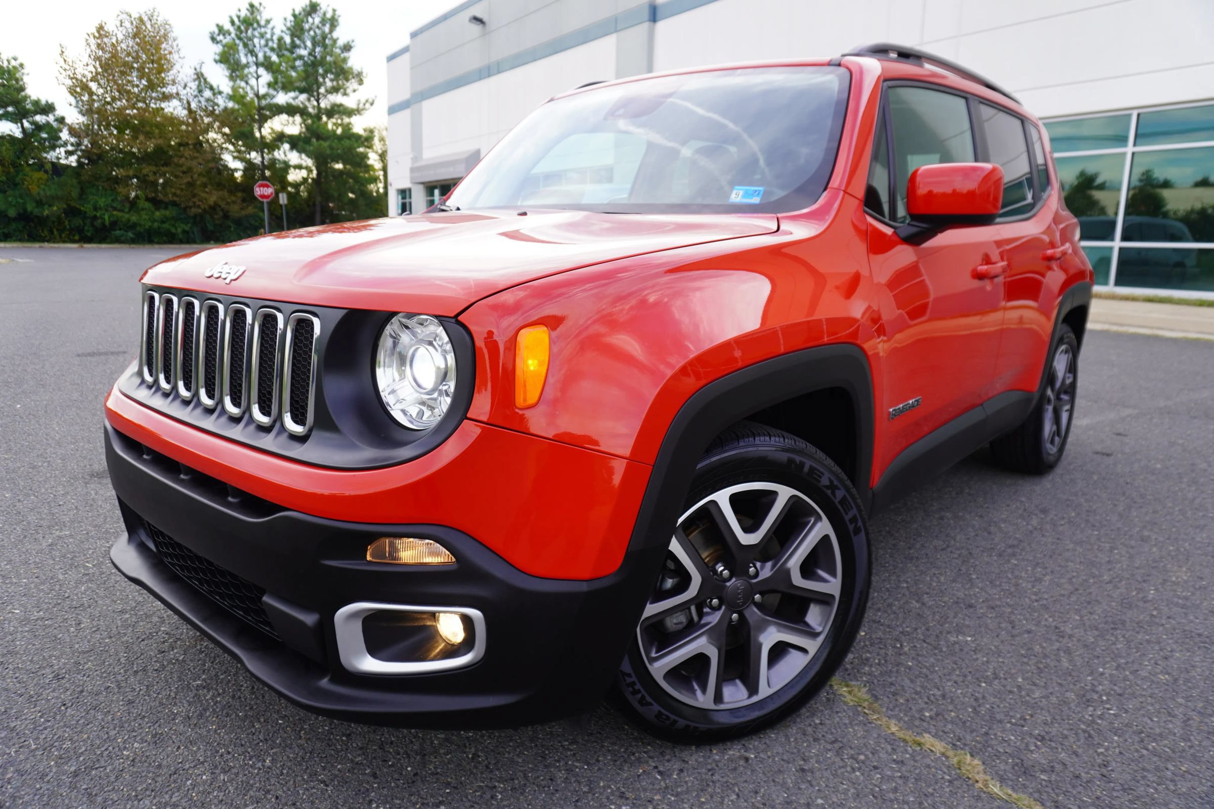 Used 2018 Jeep Renegade Latitude w/ Advanced Technology Group FWD image 3