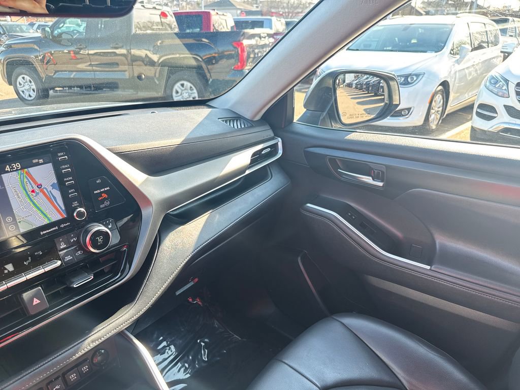 Used 2020 Toyota Highlander XLE AWD/4WD image 32