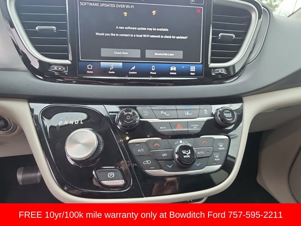 Used 2023 Chrysler Pacifica Touring-L image 17