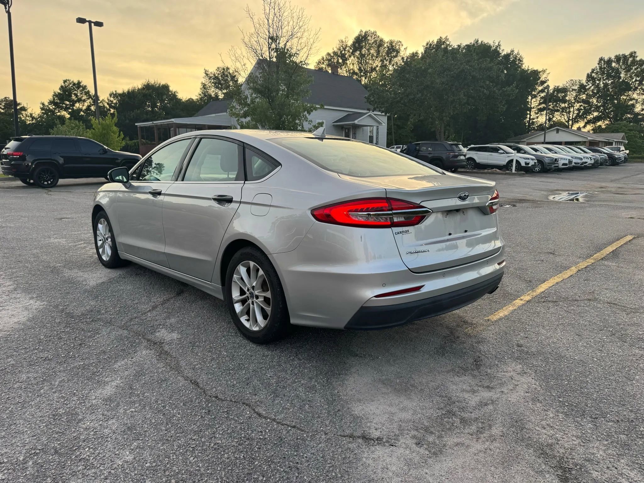 Used 2019 Ford Fusion SE FWD image 3