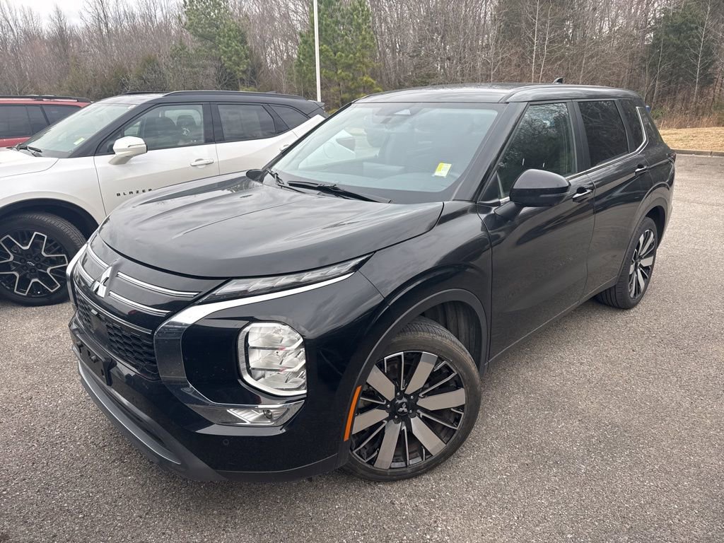 Used 2025 Mitsubishi Outlander SE image 1