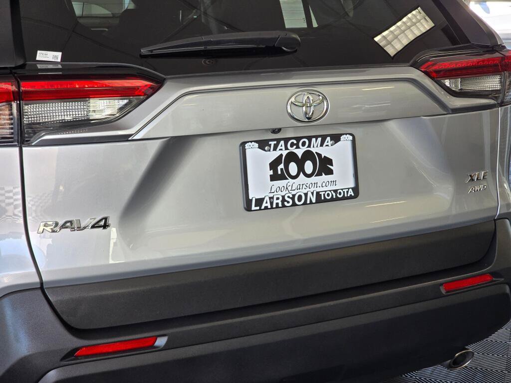 Used 2025 Toyota RAV4 XLE AWD/4WD image 12