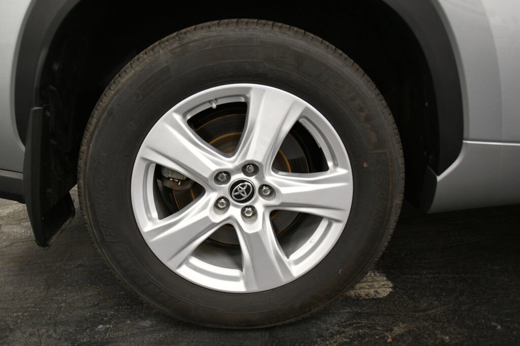 Certified 2024 Toyota Highlander LE image 32