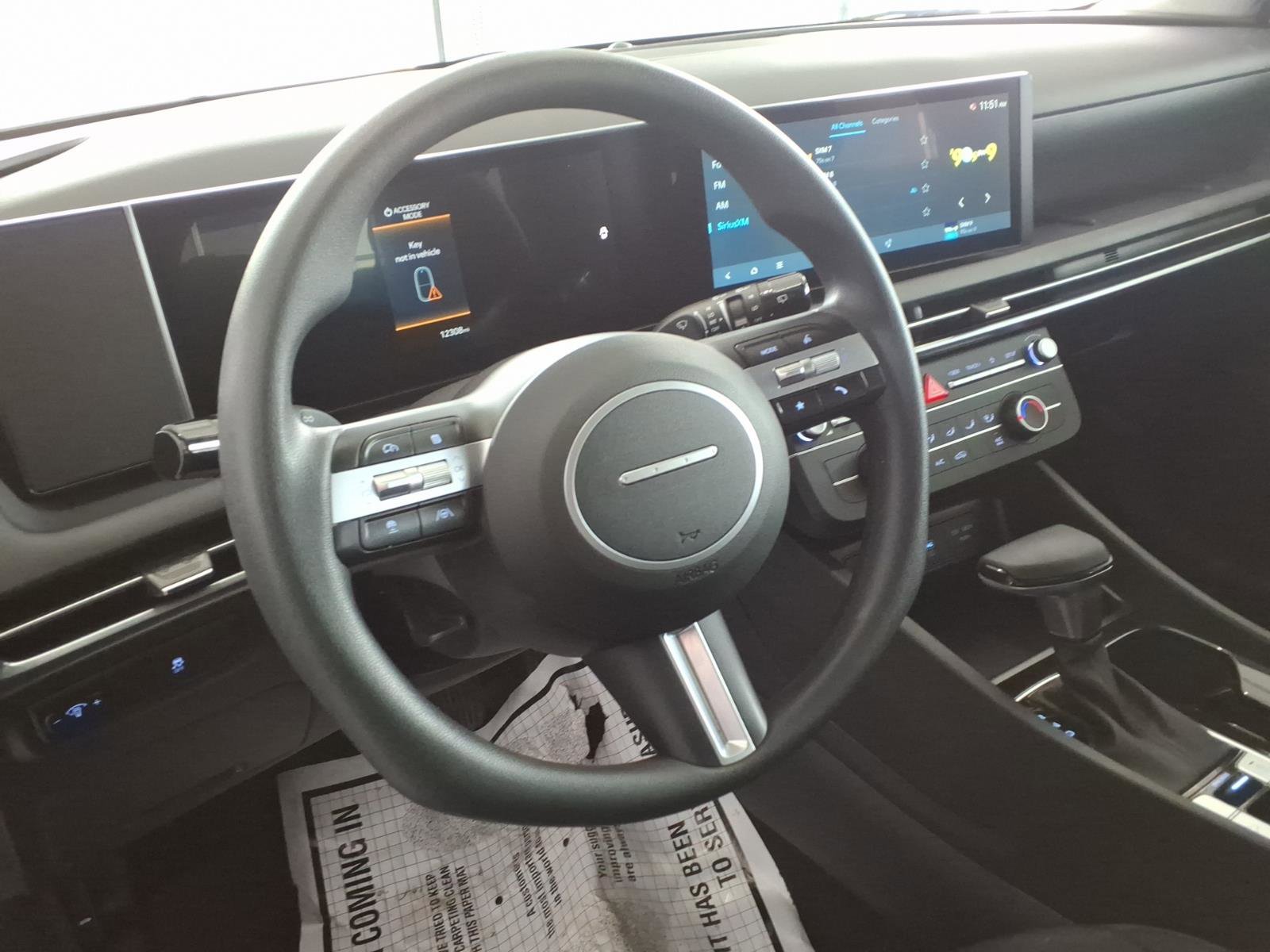 Certified 2025 Hyundai Tucson SE image 11