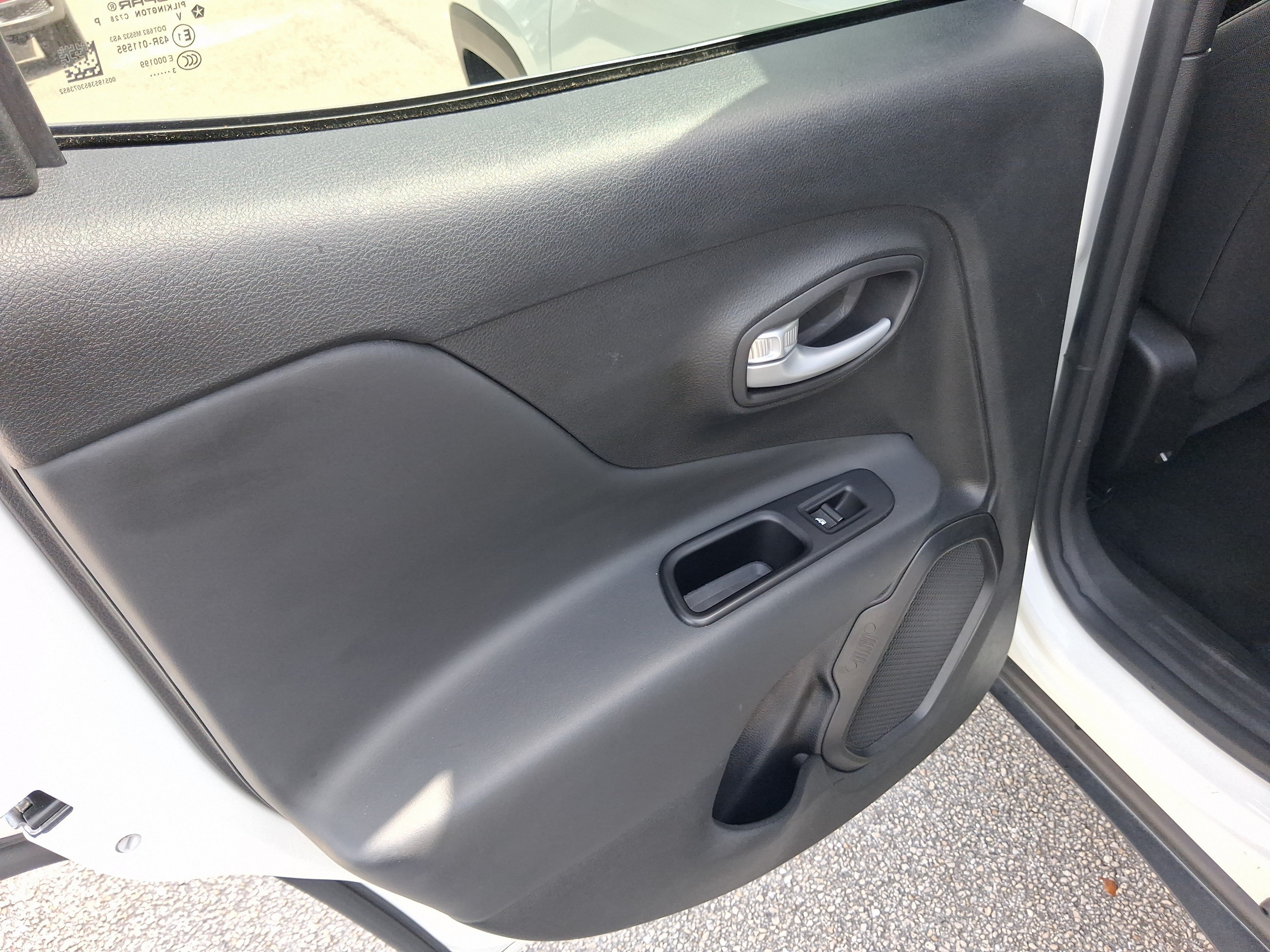 Used 2023 Jeep Renegade Latitude AWD/4WD image 9
