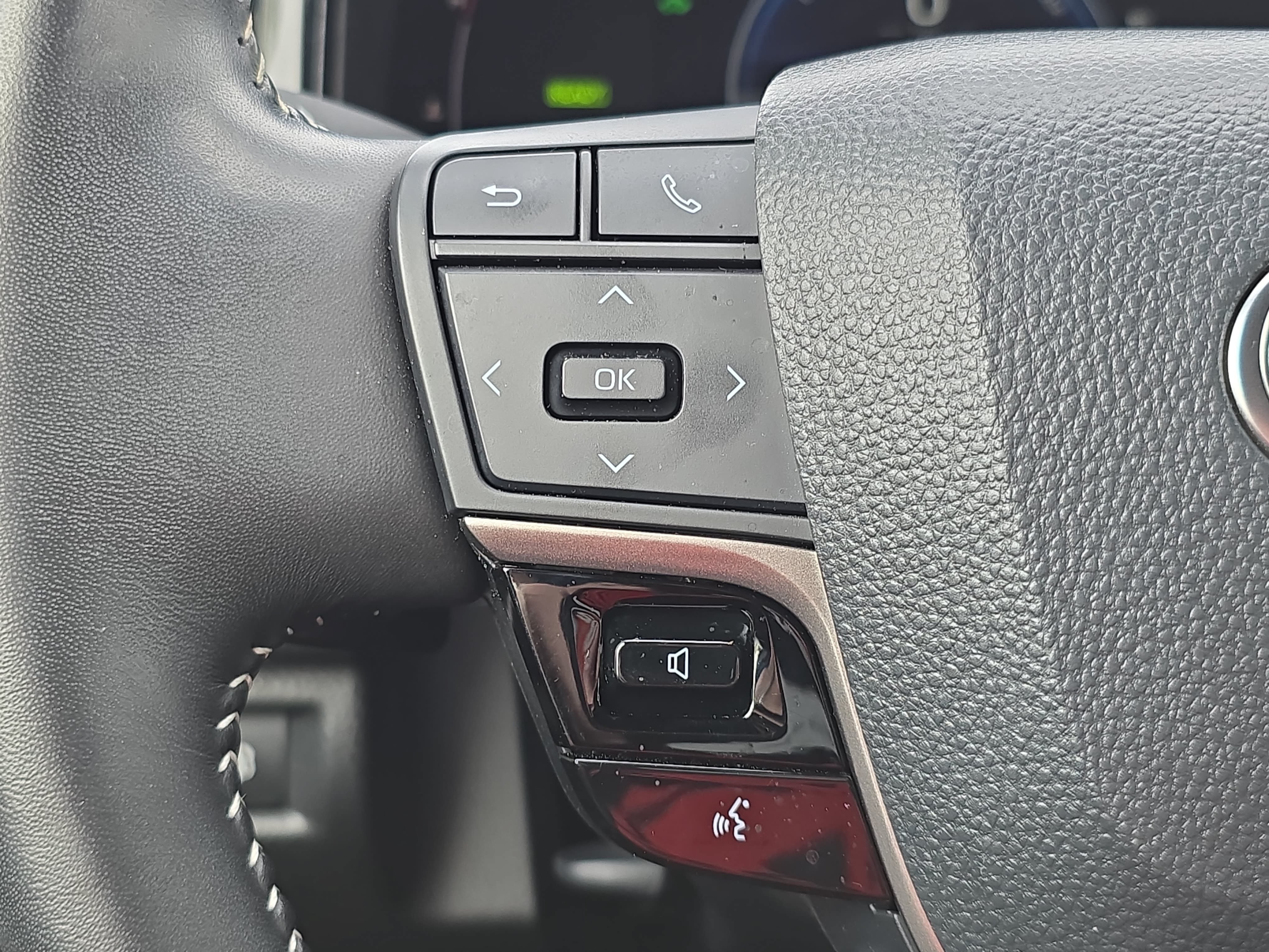 Used 2025 Toyota Camry SE w/ Multimedia Upgrade Package FWD image 16