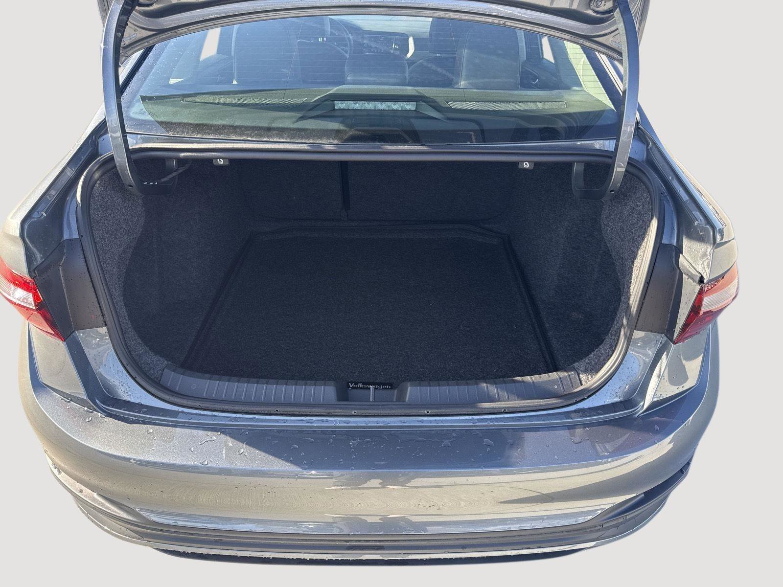 Used 2024 Volkswagen Jetta SE w/ Panoramic Sunroof Package image 10