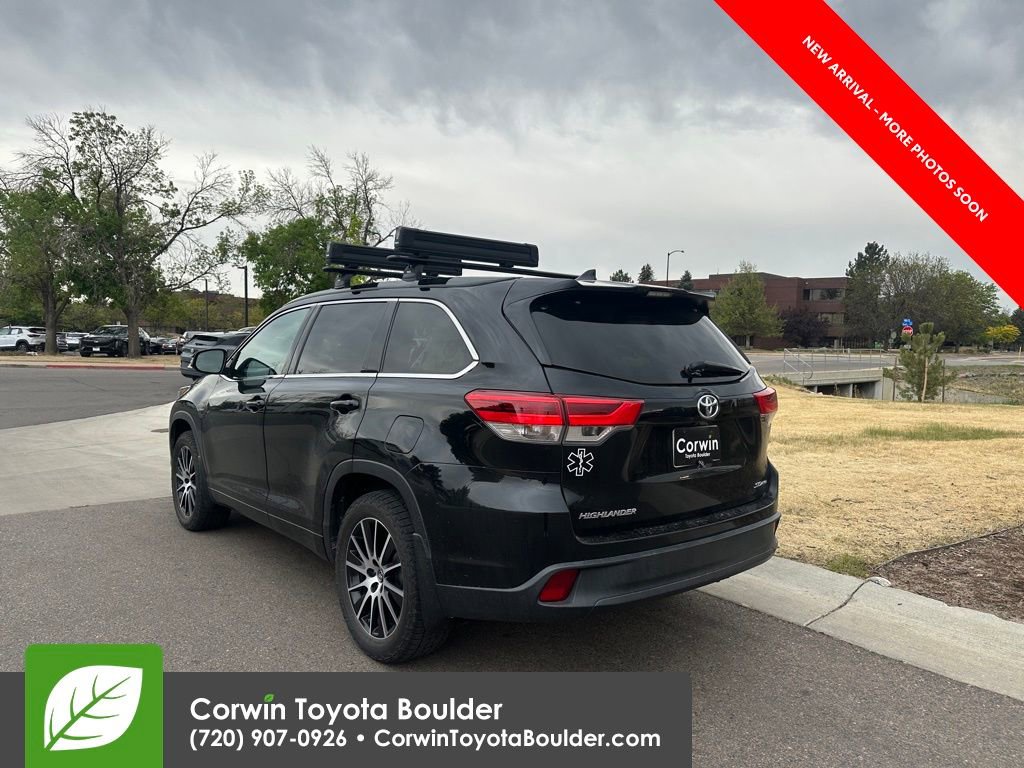Used 2017 Toyota Highlander SE AWD/4WD image 3