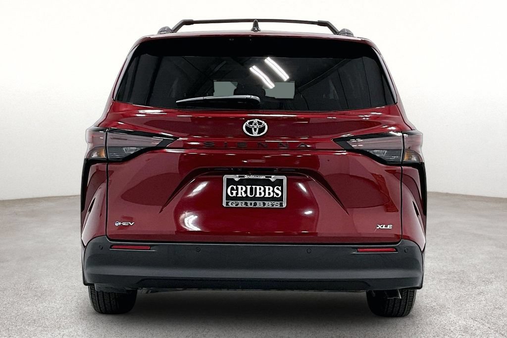Used 2026 Toyota Sienna XLE FWD image 5