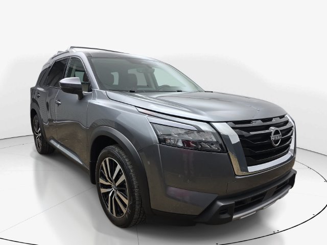 Used 2025 Nissan Pathfinder Platinum FWD image 3