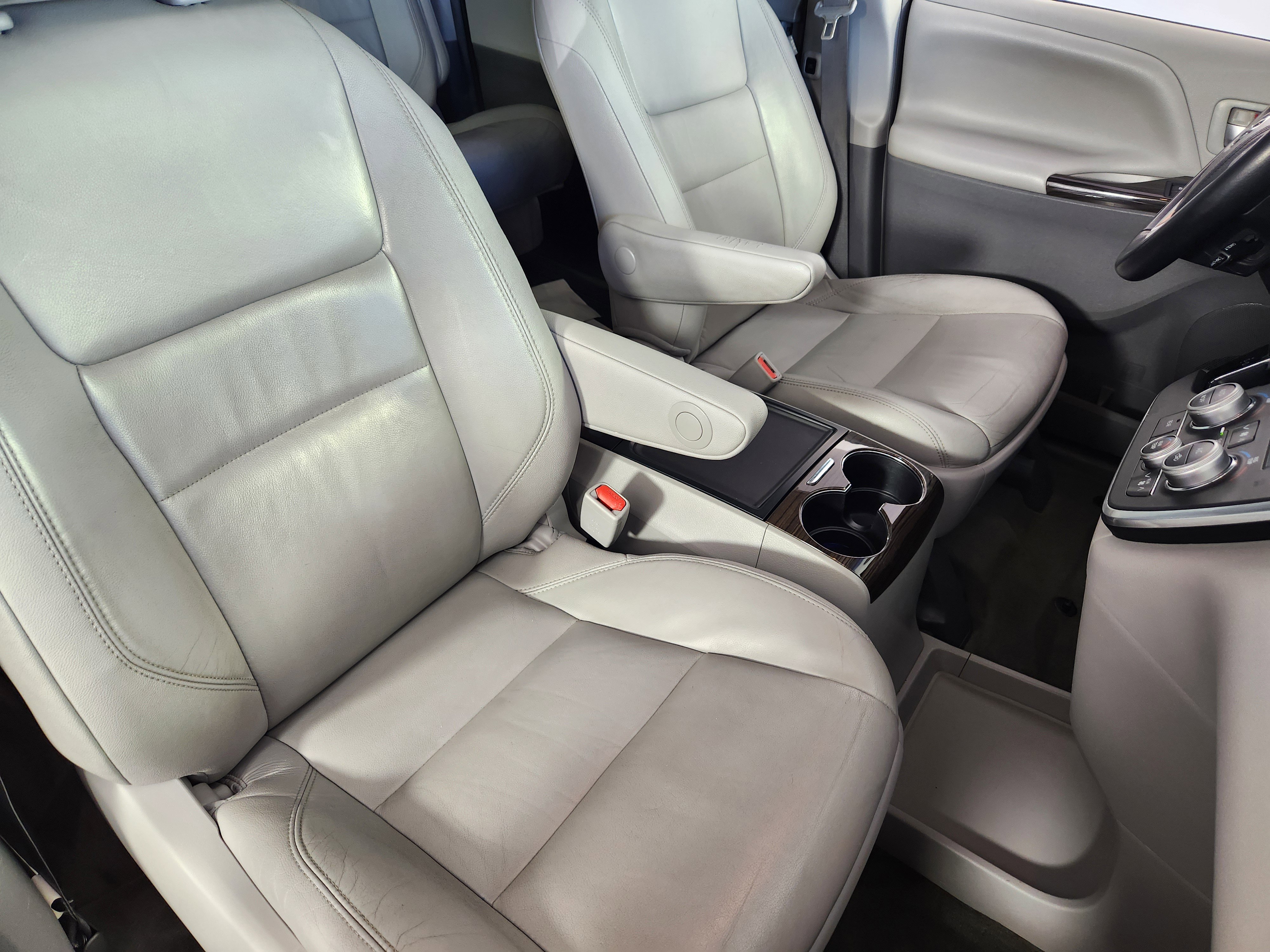 Used 2015 Toyota Sienna XLE Premium FWD image 10