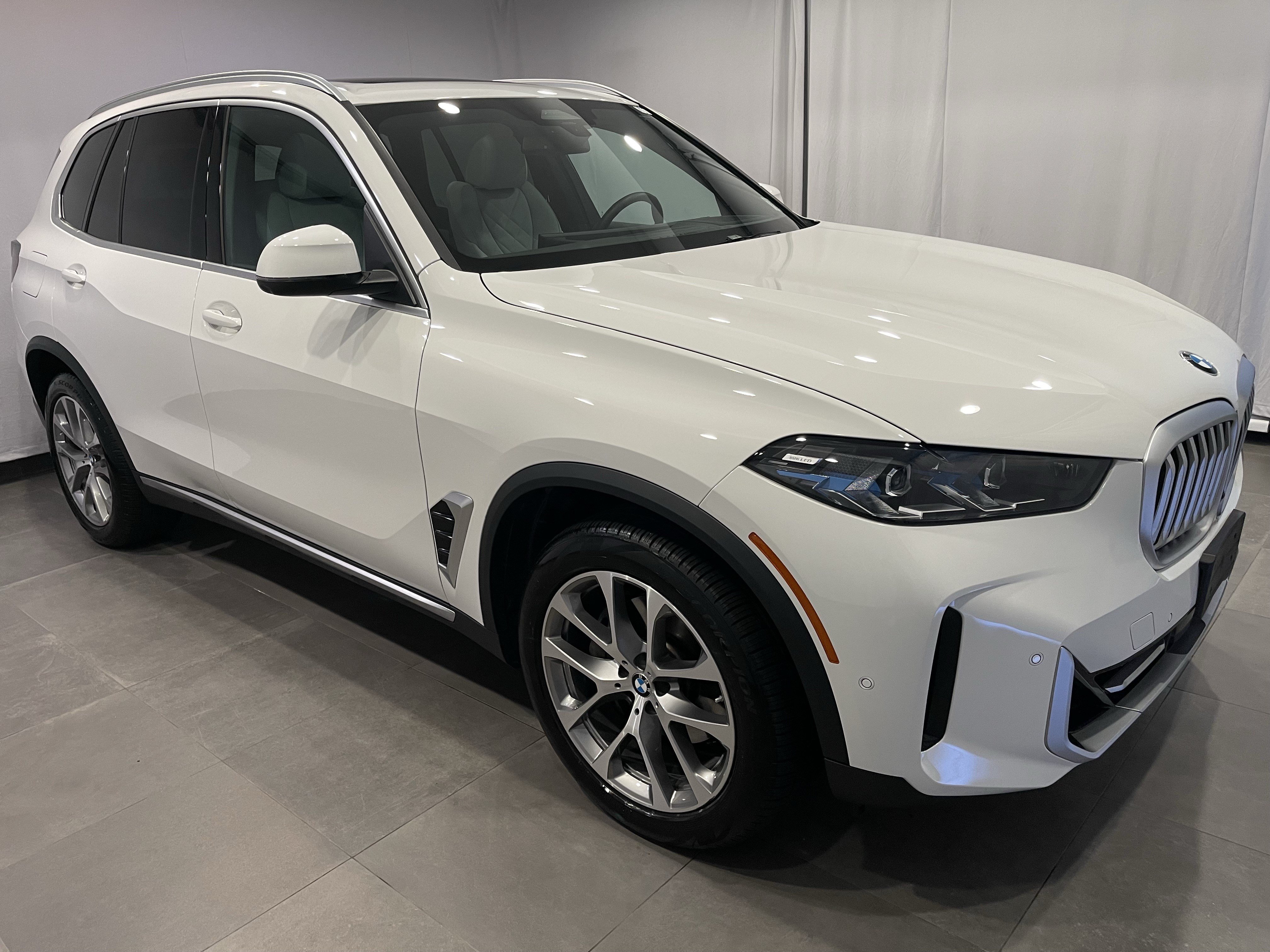 Used 2026 BMW X5 xDrive40i w/ Premium Package AWD/4WD image 3