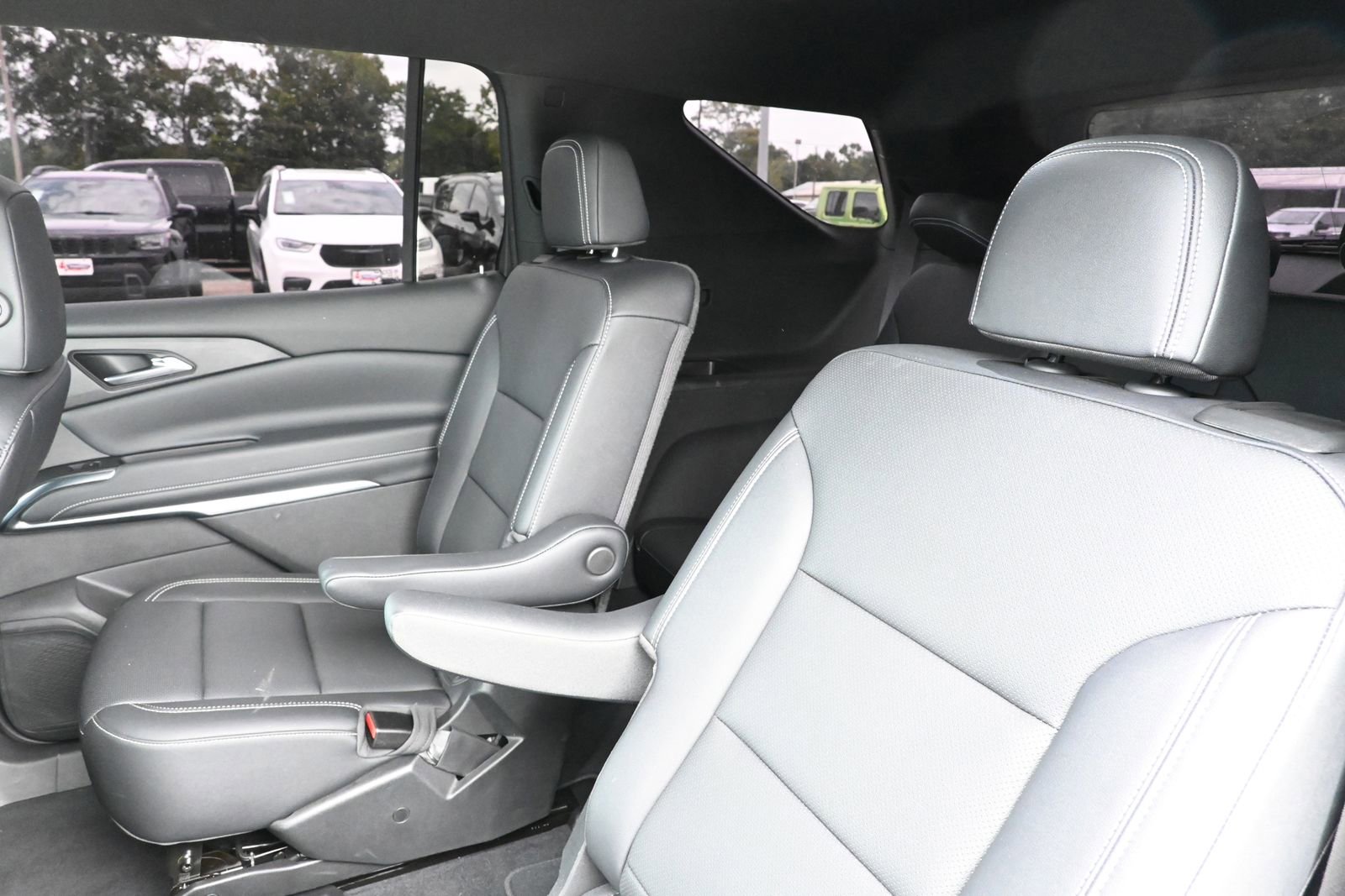 Used 2025 Chevrolet Traverse LT FWD image 27