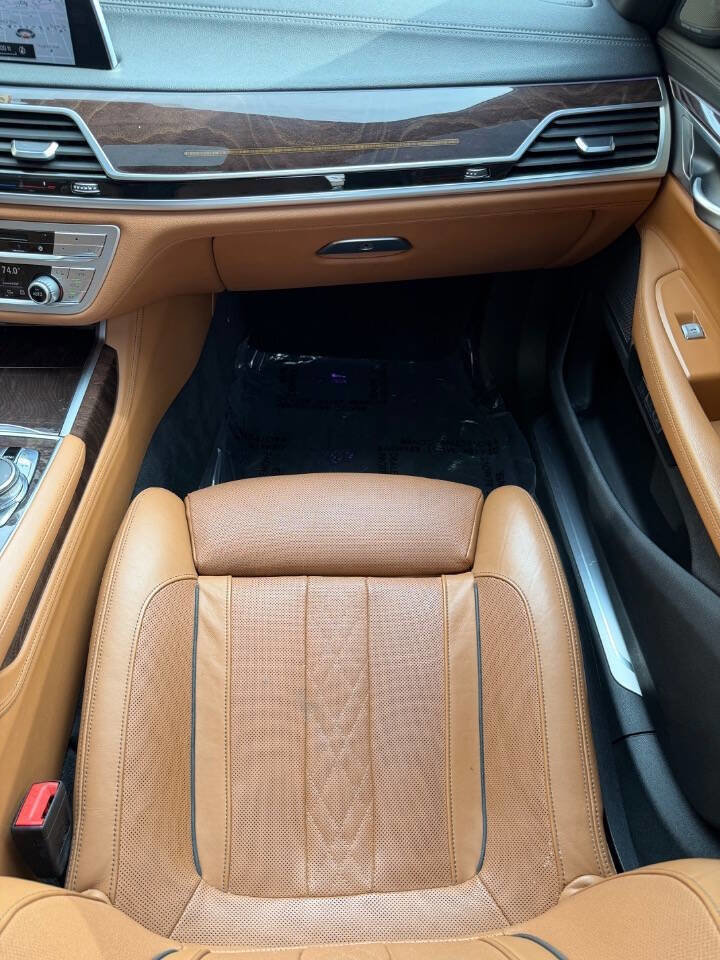 Used 2018 BMW 750i image 14