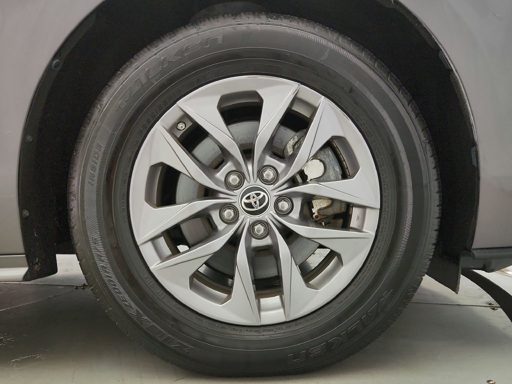 Used 2021 Toyota Sienna XLE w/ XLE Plus Package FWD image 38