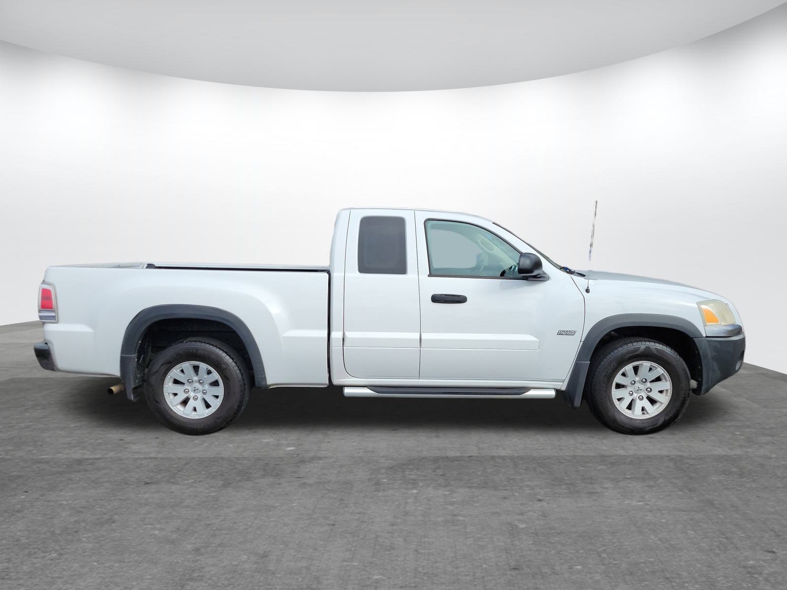 Used 2006 Mitsubishi Raider DuroCross image 16