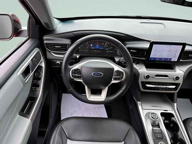Used 2022 Ford Explorer XLT w/ Equipment Group 202A AWD/4WD image 7