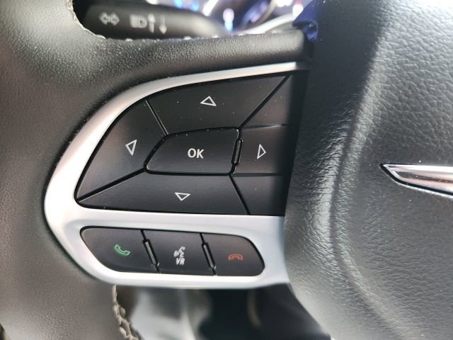 Used 2024 Chrysler Pacifica Touring-L FWD image 12