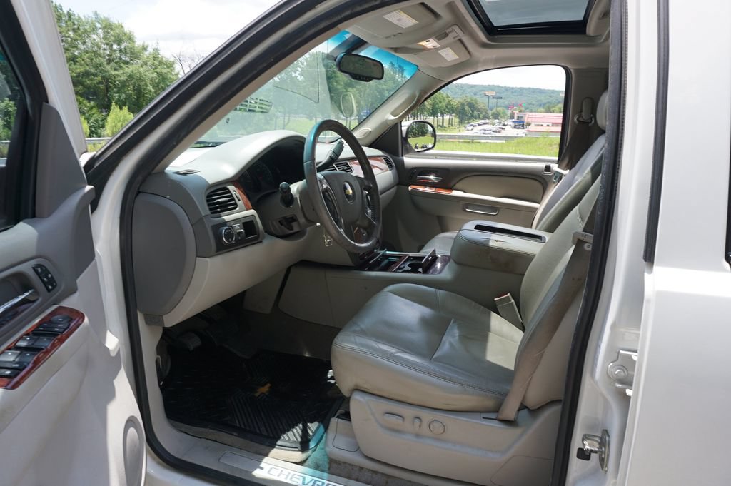 Used 2010 Chevrolet Avalanche LTZ RWD image 2