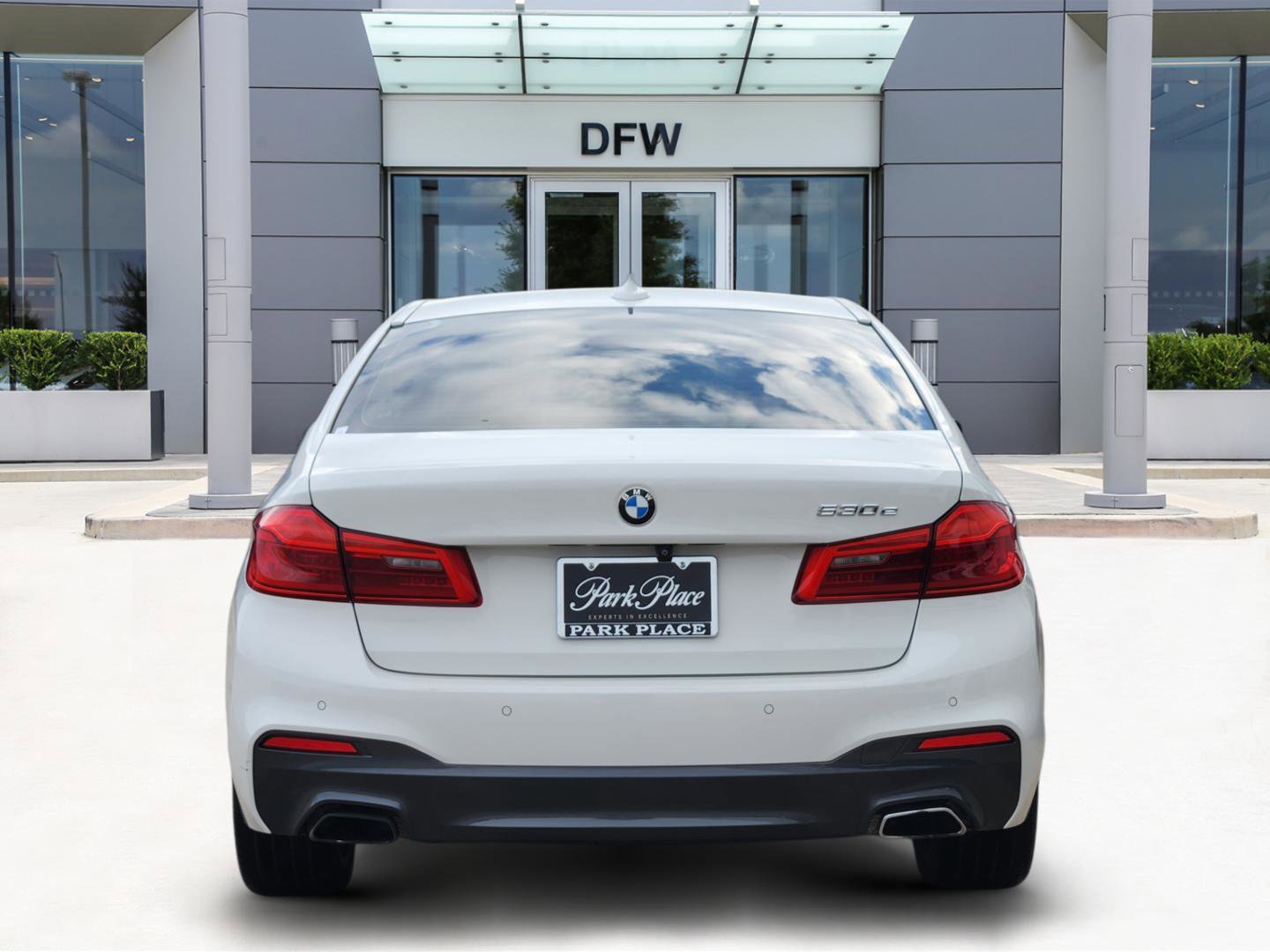 Used 2020 BMW 530e w/ M Sport Package image 6