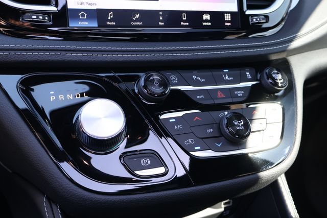 New 2026 Chrysler Pacifica Limited w/ Uconnect Theater Family Group FWD image 22