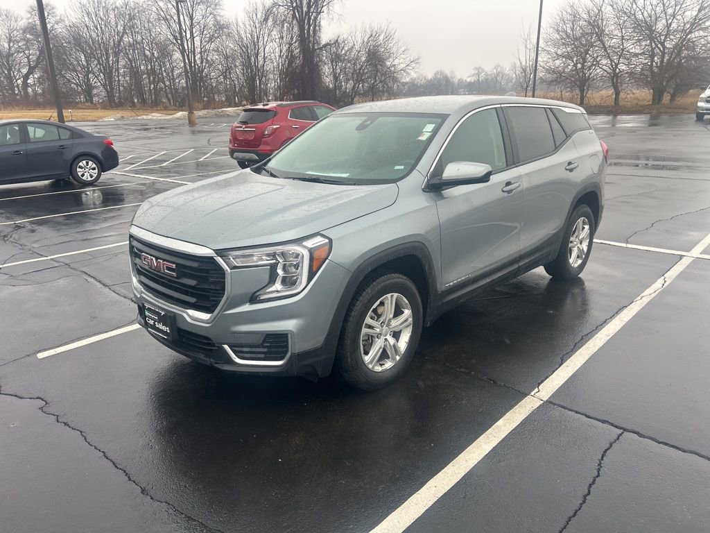 Used 2024 GMC Terrain SLE image 2