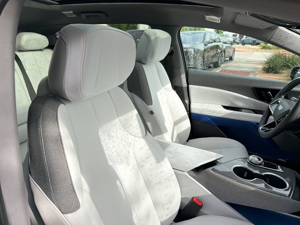 Certified 2025 Cadillac Optiq Sport 1 w/ LPO, Floor Liner Package AWD/4WD image 41