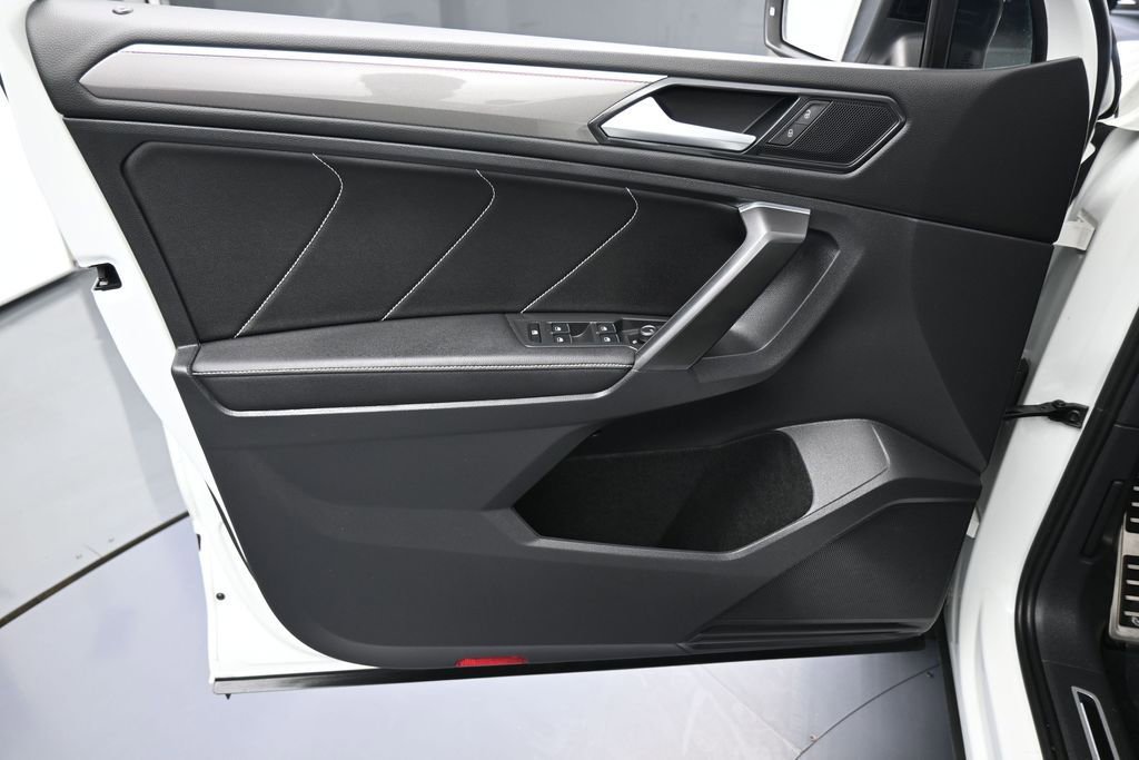 Used 2022 Volkswagen Tiguan SE R-Line image 13