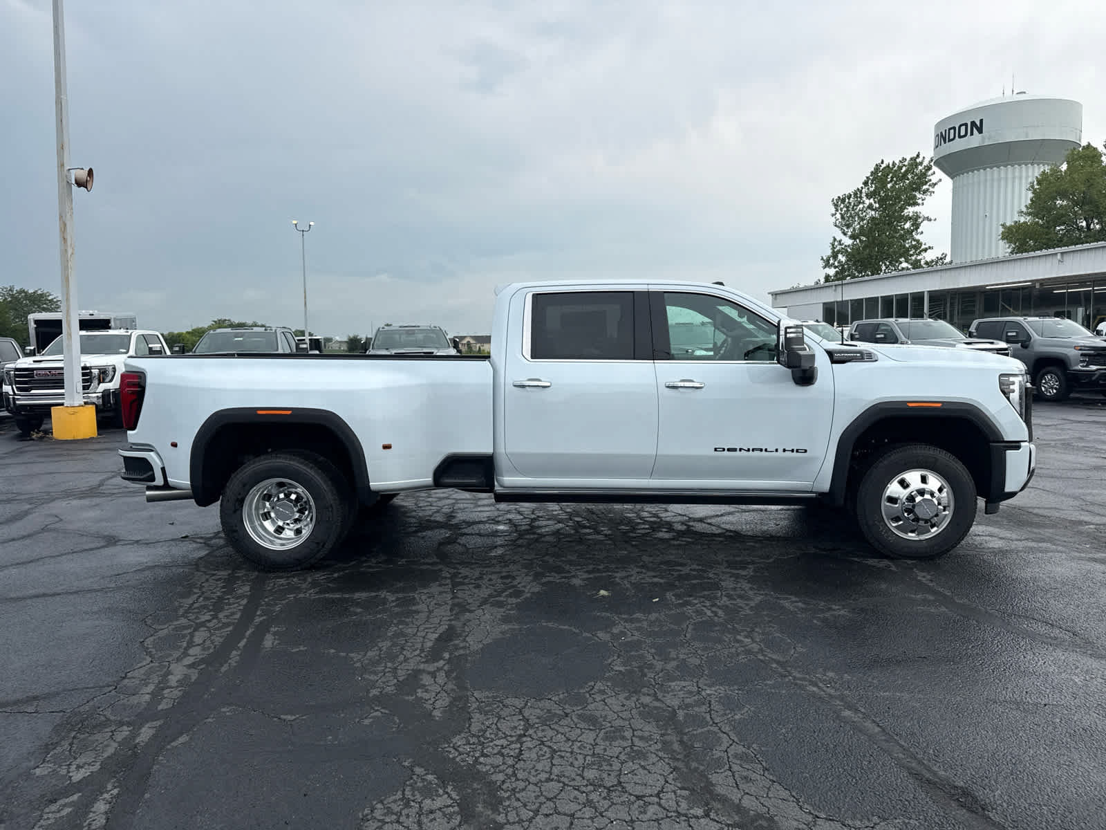 New 2026 GMC Sierra 3500 Denali Ultimate w/ LPO, Black Badging Package AWD/4WD image 6