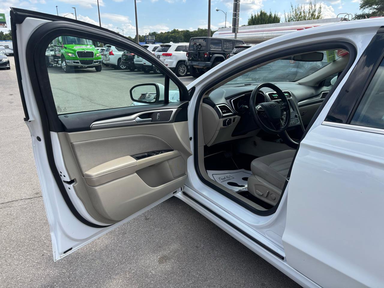 Used 2019 Ford Fusion SE FWD image 15