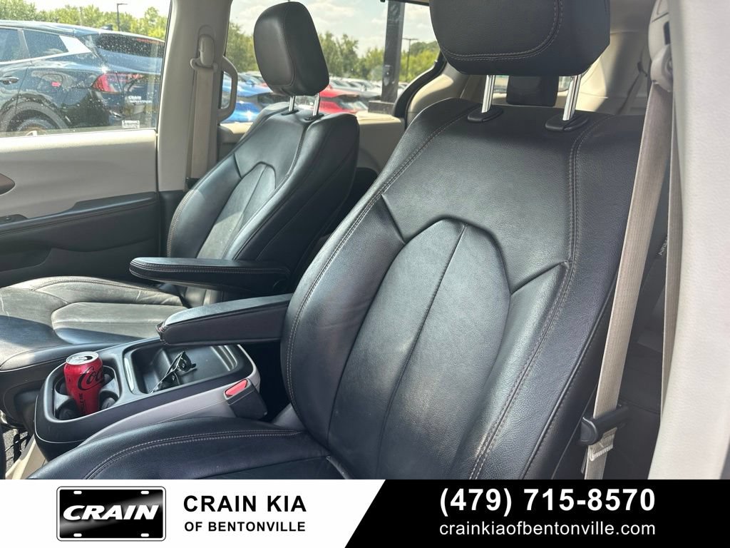 Used 2017 Chrysler Pacifica Touring-L FWD image 15