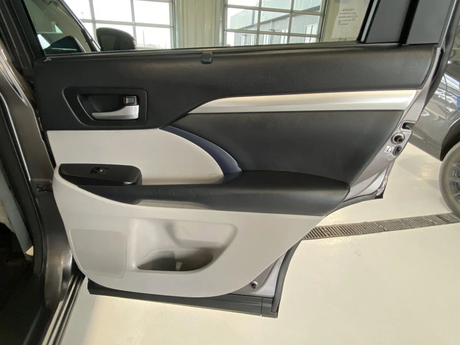 Used 2014 Toyota Highlander XLE AWD/4WD image 19