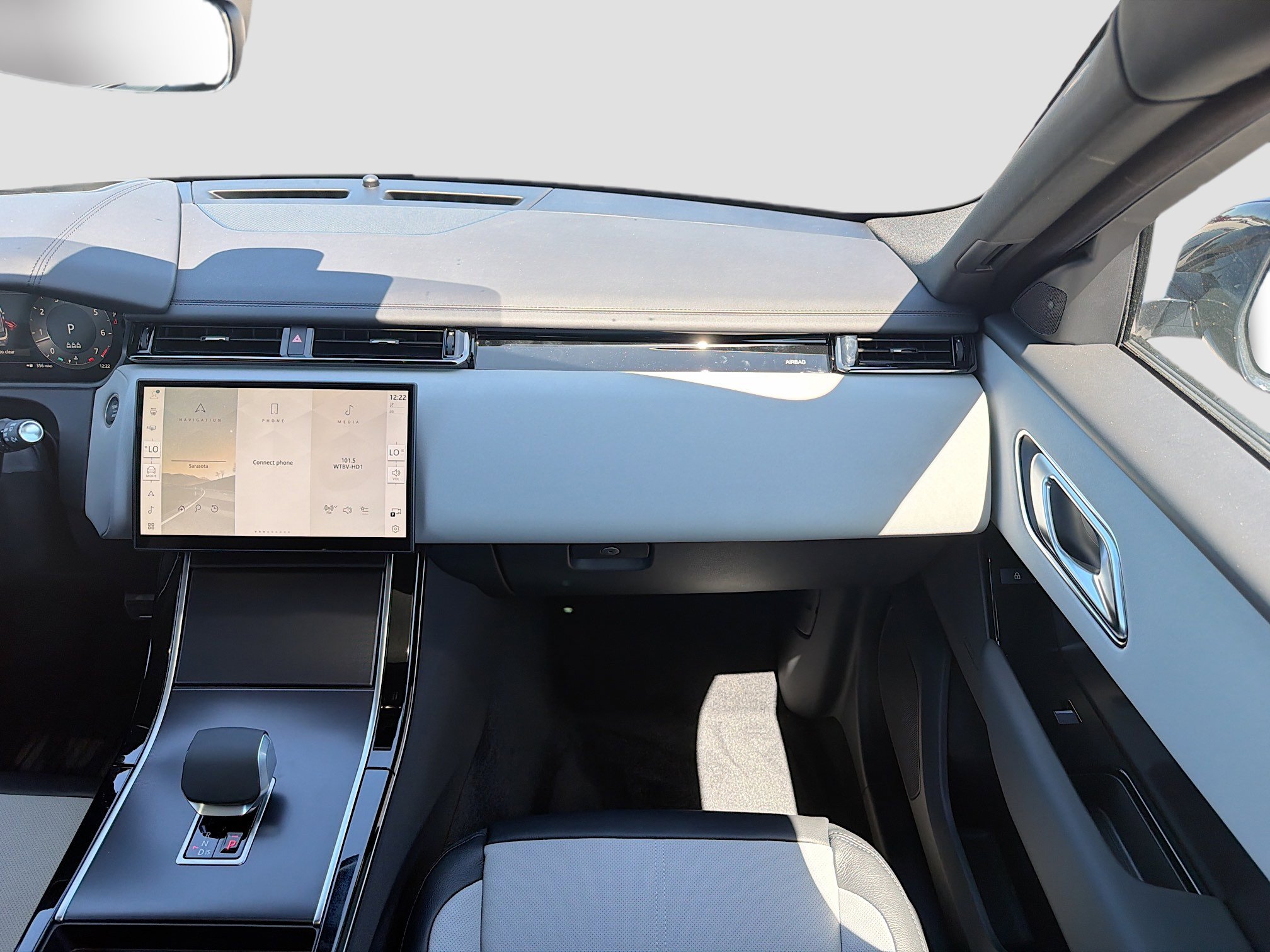 New 2026 Land Rover Range Rover Velar Dynamic SE image 18