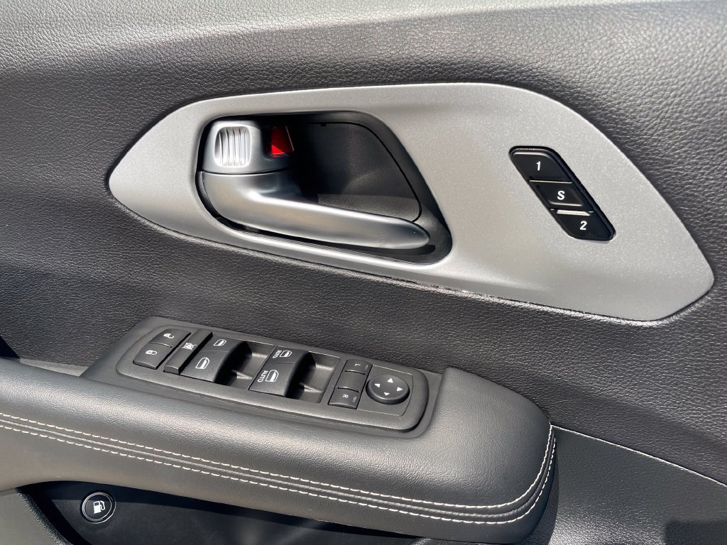 Used 2024 Chrysler Pacifica Limited FWD image 14