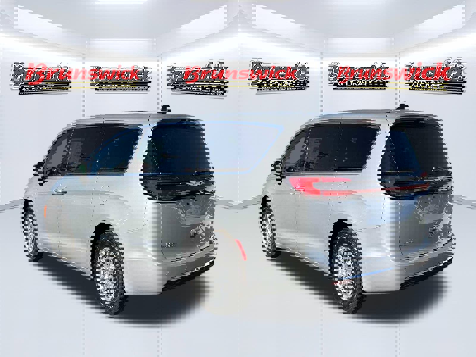 New 2026 Chrysler Pacifica Select image 4