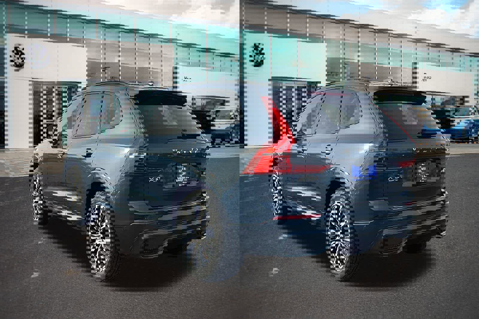 Used 2023 Volvo XC60 B6 Ultimate w/ Climate Package image 7